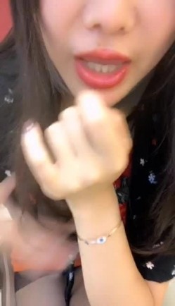 颜值不错爆乳妹子性感开档黑丝高跟鞋 自摸逼逼诱惑道具抽插子 很是诱人 截图1