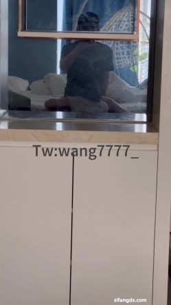 极品淫妻博主【王wang】跟女友各种场地啪啪 车内，喜欢穿开档黑丝后入，家中随时随地都想操 截图3