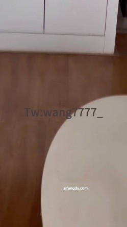 极品淫妻博主【王wang】跟女友各种场地啪啪 车内，喜欢穿开档黑丝后入，家中随时随地都想操 截图5