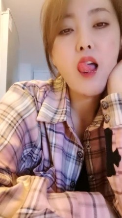 极品人妻！刺激，【放肆的小水娃】，真实良家，标准的贤妻良母，厨房搔首弄姿 截图10