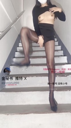 推特极品烧婊子【金秘书】高级SVIP群03月福利，黑丝JK裙，遥控假屌露出自慰，大量潮喷 截图3