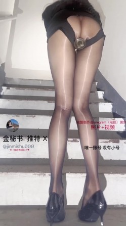 推特极品烧婊子【金秘书】高级SVIP群03月福利，黑丝JK裙，遥控假屌露出自慰，大量潮喷 截图5
