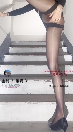 推特极品烧婊子【金秘书】高级SVIP群03月福利，黑丝JK裙，遥控假屌露出自慰，大量潮喷 截图7