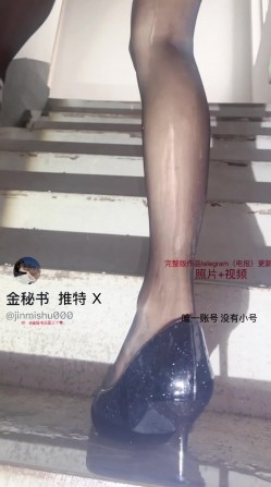 推特极品烧婊子【金秘书】高级SVIP群03月福利，黑丝JK裙，遥控假屌露出自慰，大量潮喷 截图12