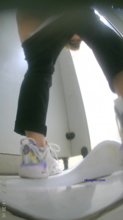 热闹商场女厕偸拍超多小姐姐方便，看脸看逼半蹲式撅个大腚看双洞妹子穿个短裤还穿个肉丝开裆真骚 截图11