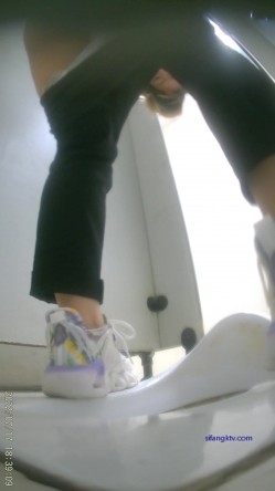 热闹商场女厕偸拍超多小姐姐方便，看脸看逼半蹲式撅个大腚看双洞妹子穿个短裤还穿个肉丝开裆真骚 截图12