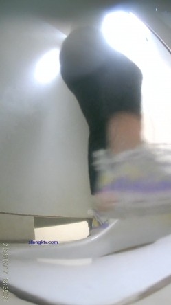 热闹商场女厕偸拍超多小姐姐方便，看脸看逼半蹲式撅个大腚看双洞妹子穿个短裤还穿个肉丝开裆真骚 截图16