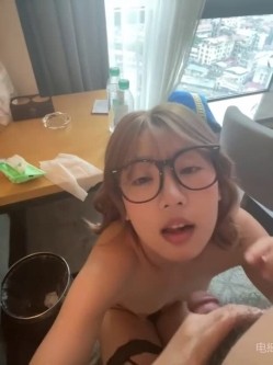 ️极品眼镜骚妹【xiaomugouya】非常反差的肥臀眼镜妹子白丝黑丝跳蛋自慰 截图14