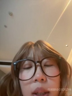 ️极品眼镜骚妹【xiaomugouya】非常反差的肥臀眼镜妹子白丝黑丝跳蛋自慰 截图15
