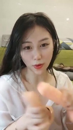 极品高颜冷艳御姐，反差小妈感女主播「金刚护撸娃」「小奶猫」激情淫语撩骚，和姐妹下海大秀，互舔互口假鸡巴互插 截图9