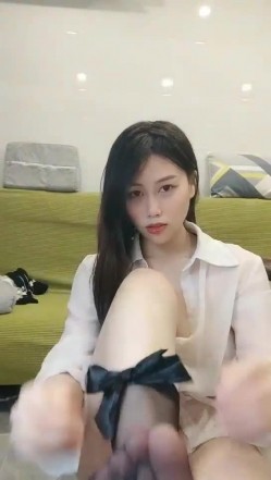 极品高颜冷艳御姐，反差小妈感女主播「金刚护撸娃」「小奶猫」激情淫语撩骚，和姐妹下海大秀，互舔互口假鸡巴互插 截图13