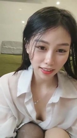 极品高颜冷艳御姐，反差小妈感女主播「金刚护撸娃」「小奶猫」激情淫语撩骚，和姐妹下海大秀，互舔互口假鸡巴互插 截图15
