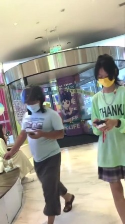 商城跟随偷窥JK美眉 细长腿 小内内 青春的气息 截图1
