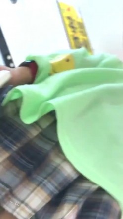 商城跟随偷窥JK美眉 细长腿 小内内 青春的气息 截图5
