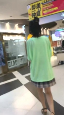 商城跟随偷窥JK美眉 细长腿 小内内 青春的气息 截图7