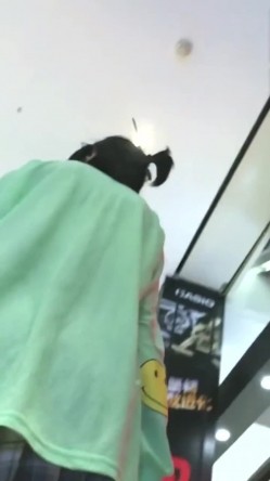 商城跟随偷窥JK美眉 细长腿 小内内 青春的气息 截图14