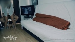 绿帽淫妻夫妇「hotcouplelovelysex」OF私拍 献妻旁观沾着单男精液轮流内射 截图4