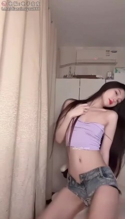 网红女神，无数宅男舔屏打飞机，早期网红福利姬【八月未央】最新流出高端定制，脸穴同框道具自慰流浆 截图9