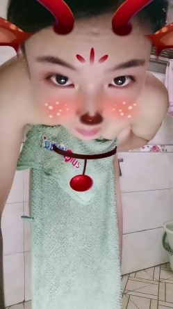 年轻的小少妇露脸跟小哥在浴室啪啪，先洗干净让小哥舔逼，口交大鸡巴舔弄，无套抽插多体位爆草，表情好骚啊 截图4