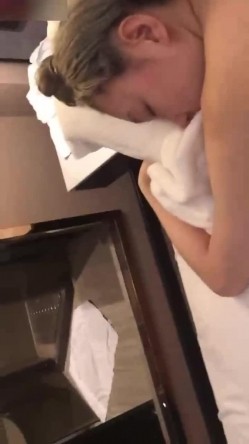 【浙大校花李微女奴门事件】学校高冷女神，床上反差骚母狗，捆绑鞭打肛塞舔脚样样精通 截图16