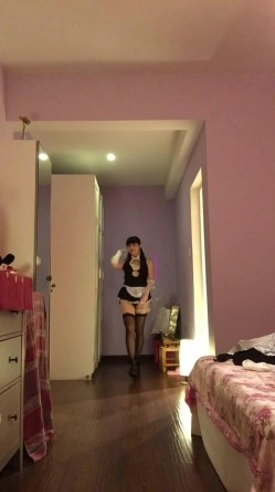 风韵犹存的熟女阿姨居家学着电视的模特 走起了维密秀，真是有点风骚，还漏阴毛勾引网友！ 截图10