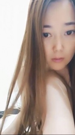 颜值不错的美女主播 和炮友车上口爆 回酒店继续操 啪了几下就射了第二次口交 活太好了 又射了 女的都没爽 截图16