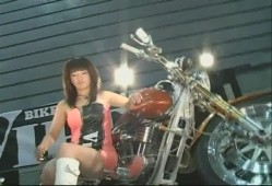 大型车展色魔摄影师紧盯几位美女车模 ️鲍鱼半漏阴毛狠浓密 截图4