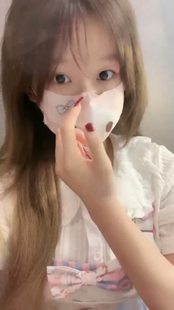 G奶校花~20小时~【小初恋】，清纯指数极高，年龄看着不大这对大奶子真是惊人 截图2