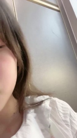 G奶校花~20小时~【小初恋】，清纯指数极高，年龄看着不大这对大奶子真是惊人 截图8
