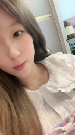 G奶校花~20小时~【小初恋】，清纯指数极高，年龄看着不大这对大奶子真是惊人 截图16