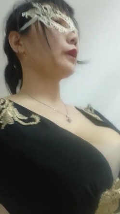 馒头逼43岁的妖艳熟女，一家三口，小伙大叔调教熟妇，滴蜡屁股，疼的直叫，骚妇骑乘位，太骚啦，几分钟就把大叔坐射了！ 截图12