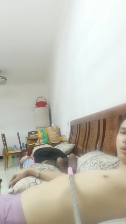 馒头逼43岁的妖艳熟女，一家三口，小伙大叔调教熟妇，滴蜡屁股，疼的直叫，骚妇骑乘位，太骚啦，几分钟就把大叔坐射了！ 截图16