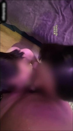 【超级绿帽男和淫荡老婆】找小姐冒充老婆参加换妻4P大乱斗，年轻情侣玩的真花，互换女友，比比谁调教的更好！ 截图1