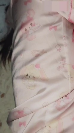 真实偷拍潜入妹妹的房间 ️趁着她睡着褪去衣物真是美妙的肉体，奶子真好看平坦小腹小穴湿润诱人的兄弟们爱吗 截图1