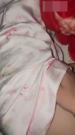 真实偷拍潜入妹妹的房间 ️趁着她睡着褪去衣物真是美妙的肉体，奶子真好看平坦小腹小穴湿润诱人的兄弟们爱吗 截图2