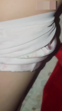 真实偷拍潜入妹妹的房间 ️趁着她睡着褪去衣物真是美妙的肉体，奶子真好看平坦小腹小穴湿润诱人的兄弟们爱吗 截图6