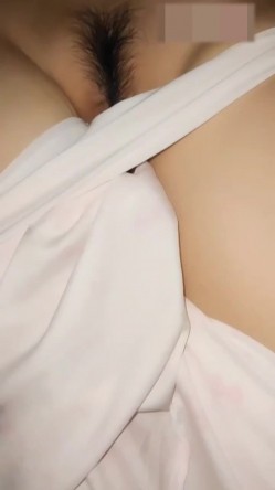 真实偷拍潜入妹妹的房间 ️趁着她睡着褪去衣物真是美妙的肉体，奶子真好看平坦小腹小穴湿润诱人的兄弟们爱吗 截图8