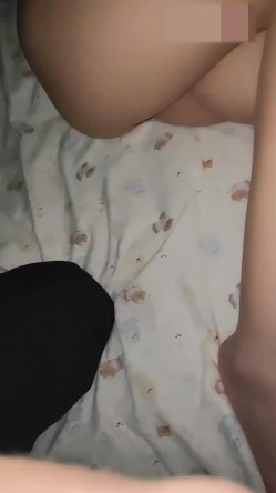 真实偷拍潜入妹妹的房间 ️趁着她睡着褪去衣物真是美妙的肉体，奶子真好看平坦小腹小穴湿润诱人的兄弟们爱吗 截图11