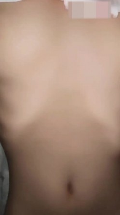 真实偷拍潜入妹妹的房间 ️趁着她睡着褪去衣物真是美妙的肉体，奶子真好看平坦小腹小穴湿润诱人的兄弟们爱吗 截图16