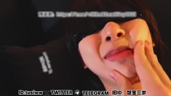 ️【悠宝三岁(悠宝)】，正在自慰的悠宝被富哥无意间看到，看到如此淫荡给了她一巴掌然后怼着小穴猛干 截图2