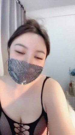 ️新人H巨乳女神【致命舒芙蕾】下海福利，奶罩都包不住~狂甩大波~电臀~超高颜值极品炮架 截图11