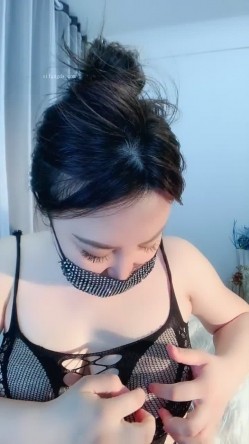 ️新人H巨乳女神【致命舒芙蕾】下海福利，奶罩都包不住~狂甩大波~电臀~超高颜值极品炮架 截图15