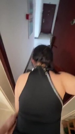 少妇老公不在家偷情，开门当母狗被后入狂操，想让邻居隐约知道老公不在家 自己偷情被操 截图6