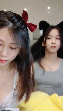 极品高颜冷艳御姐，反差小妈感女主播「金刚护撸娃」「小奶猫」密码房激情淫语撩骚，和姐妹下海大秀，互舔互口假鸡巴互插 截图3