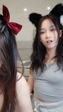 极品高颜冷艳御姐，反差小妈感女主播「金刚护撸娃」「小奶猫」密码房激情淫语撩骚，和姐妹下海大秀，互舔互口假鸡巴互插 截图5