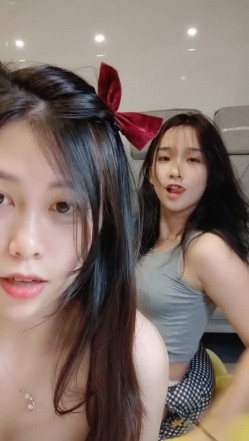 极品高颜冷艳御姐，反差小妈感女主播「金刚护撸娃」「小奶猫」密码房激情淫语撩骚，和姐妹下海大秀，互舔互口假鸡巴互插 截图9