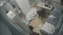 眼镜学生妹每晚睡觉都抠逼自慰 看着手机不自觉伸入下体扣扣 非常陶醉享受 每次扣完还闻一下味道 截图1