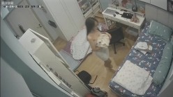 眼镜学生妹每晚睡觉都抠逼自慰 看着手机不自觉伸入下体扣扣 非常陶醉享受 每次扣完还闻一下味道 截图2