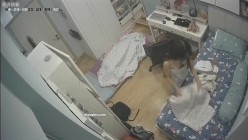 眼镜学生妹每晚睡觉都抠逼自慰 看着手机不自觉伸入下体扣扣 非常陶醉享受 每次扣完还闻一下味道 截图3