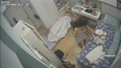 眼镜学生妹每晚睡觉都抠逼自慰 看着手机不自觉伸入下体扣扣 非常陶醉享受 每次扣完还闻一下味道 截图4
